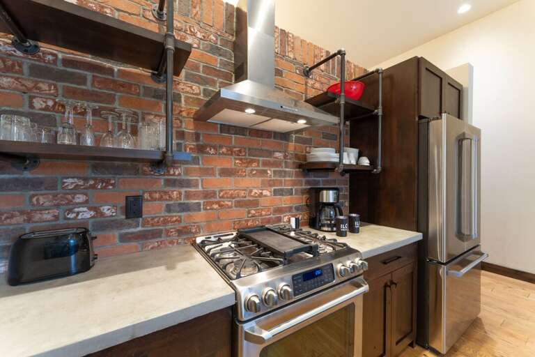 4-burner gas stove and oven | Main Level