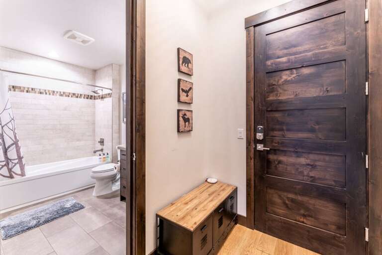 Shared Full bathroom with tub/shower combo | Main Level