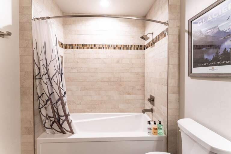 Shared Full bathroom with tub/shower combo | Main Level