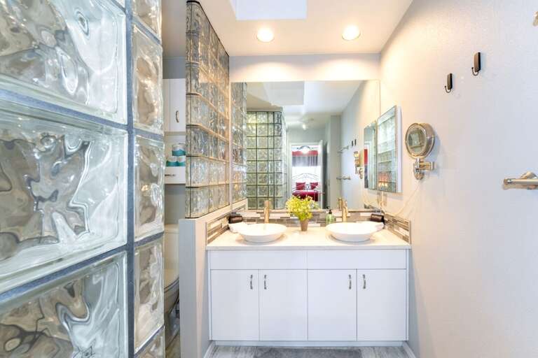 En suite bathroom | Main Level En suite bathroom | Main Level