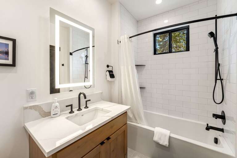 Bunk Room En Suite Bathroom 2 with Tub/Shower Combo | Middle Level