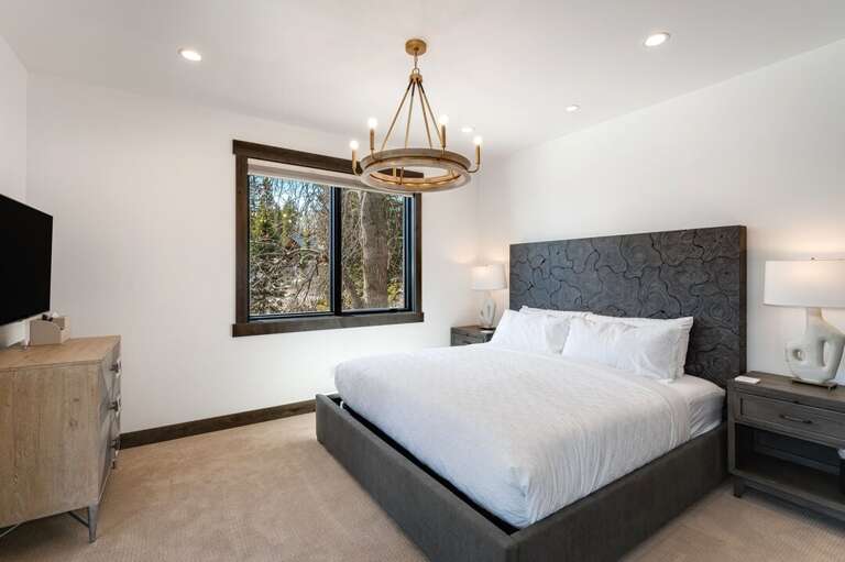 Master Bedroom (Middle Level)- King Bed, 50" Smart TV and En Suite Bathroom | Middle Level