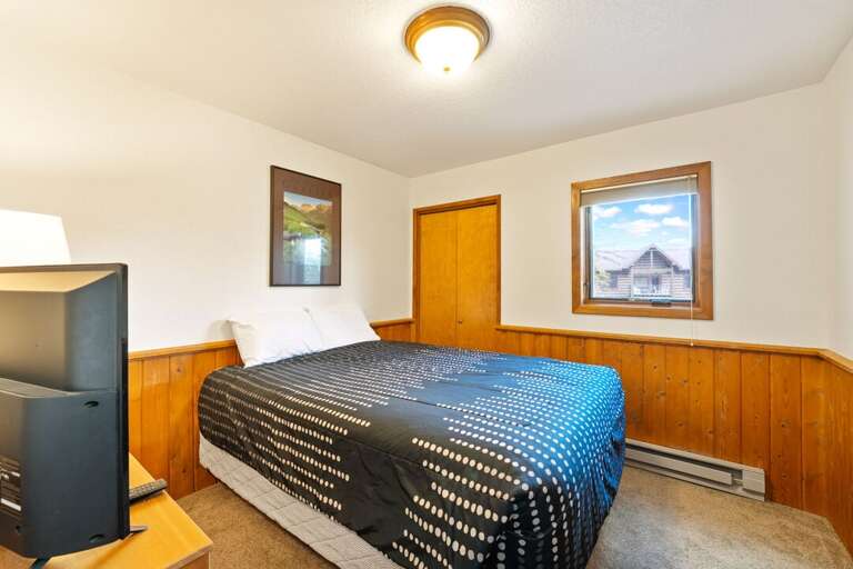 A Room with a View - Queen Bed | Lower Level A Room with a View - Queen Bed | Lower Level