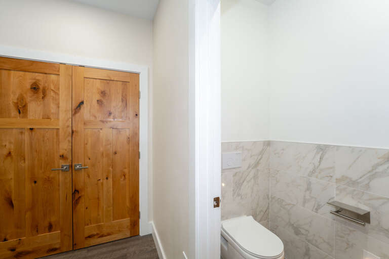 Shared Bath | Upper Level