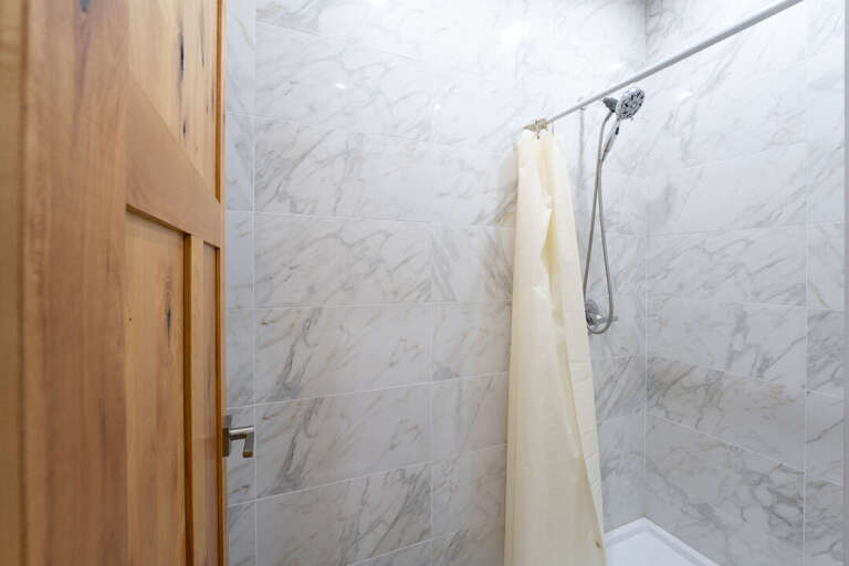 Shared Bath | Upper Level