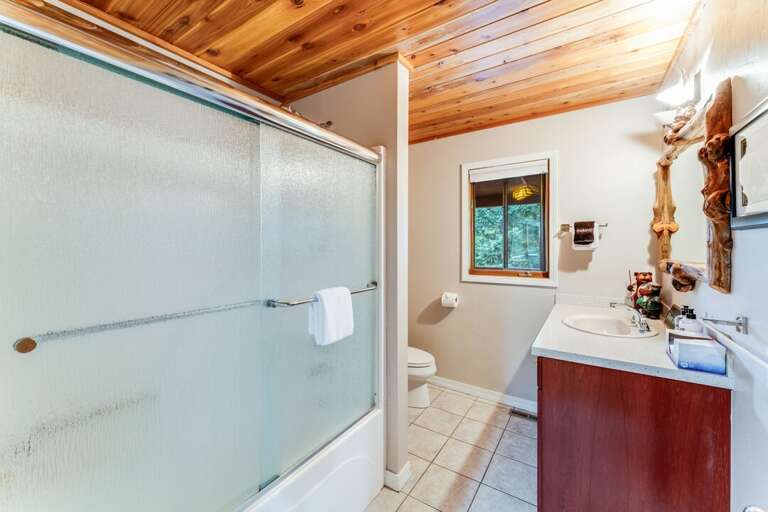 Main Level | Full Shared 4 Bath with a Tub/Shower Combo Main Level | Full Shared 4 Bath with a Tub/Shower Combo