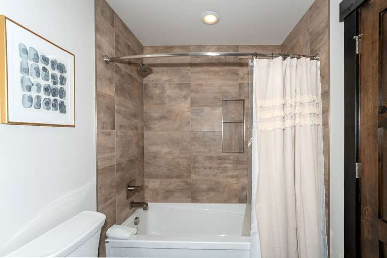 Full bathroom | Main Level