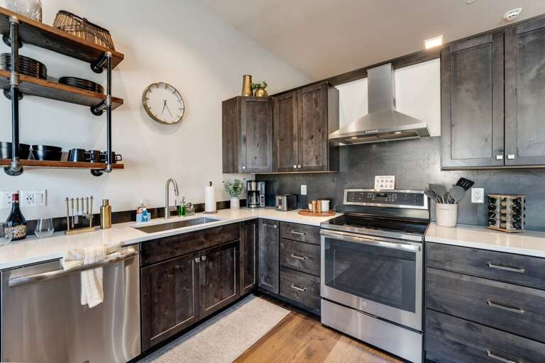 Stainless steel appliances | Main Level