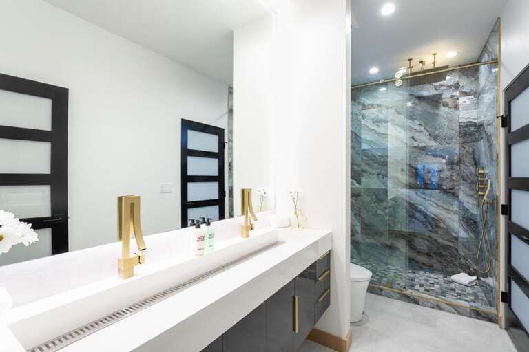 En suite/ shared bathroom | Upper Level