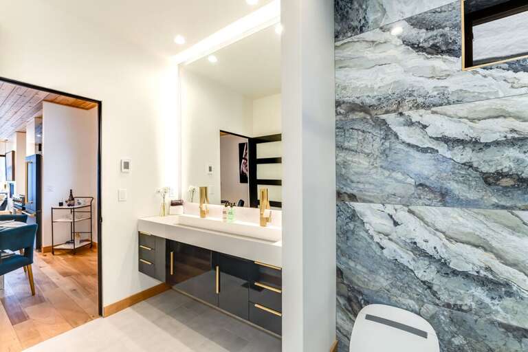 En suite/ shared bathroom | Upper Level