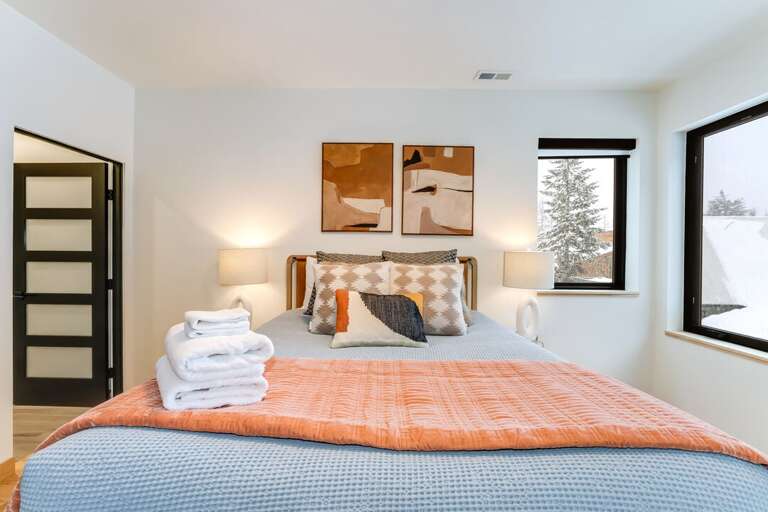 Queen-size Bed | Middle Level