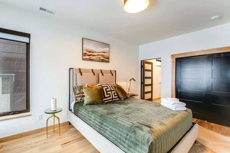 Queen-size Bed | Middle Level