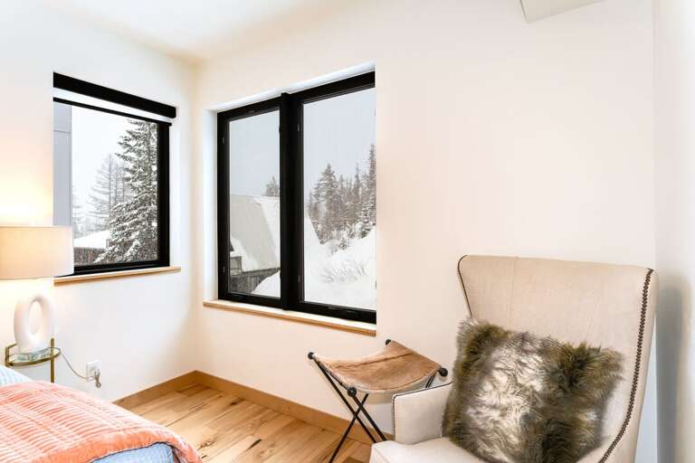 Queen-size Bed | Middle Level