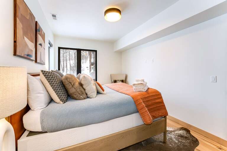 Queen-size Bed | Middle Level