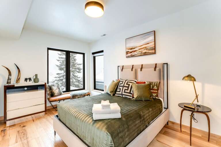 Queen-size Bed | Middle Level