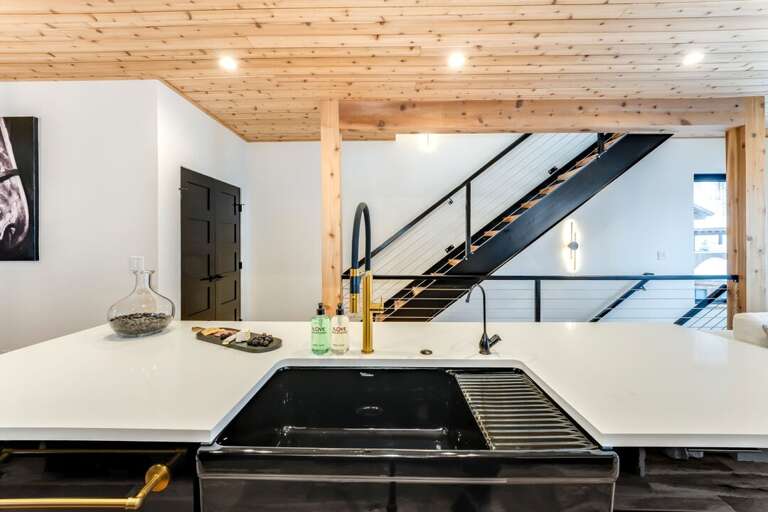 Spacious sink | Upper Level