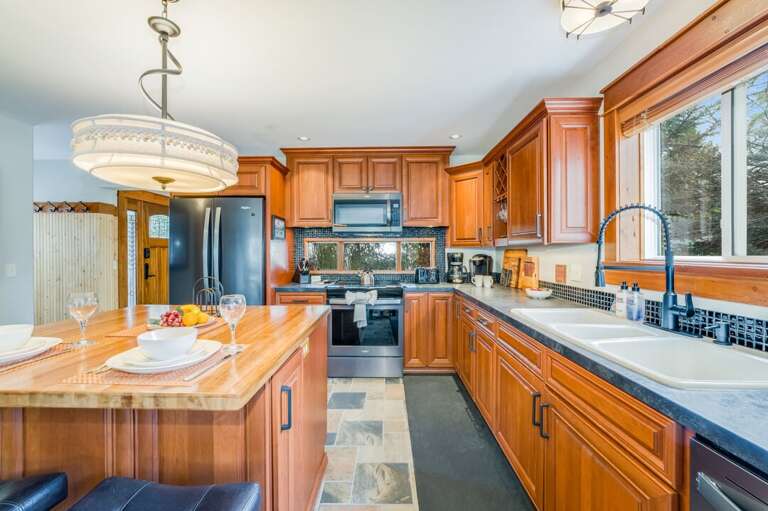 Fully Equipped Kitchen | Main Level