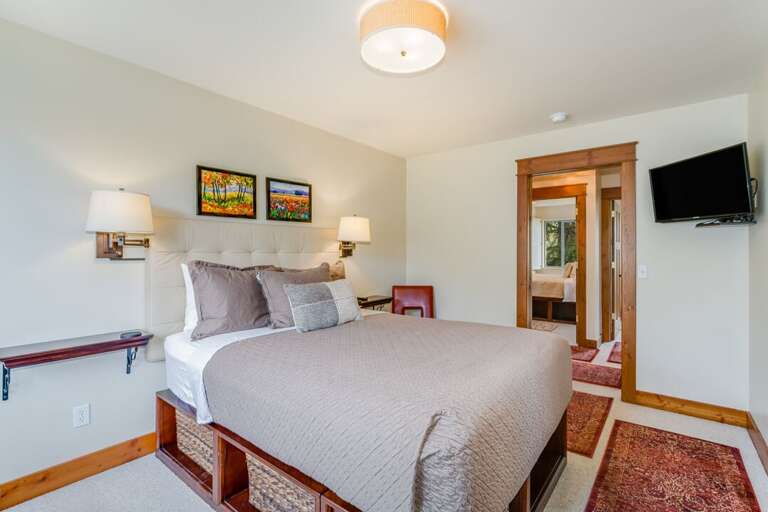 Master Bedroom (Upper Level)- Queen Bed