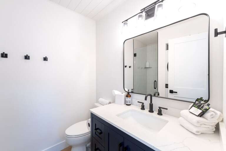 En-suite bathroom | Main Level