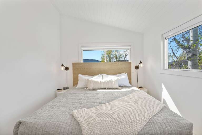 King-size Bed | Upper Level King-size Bed | Upper Level