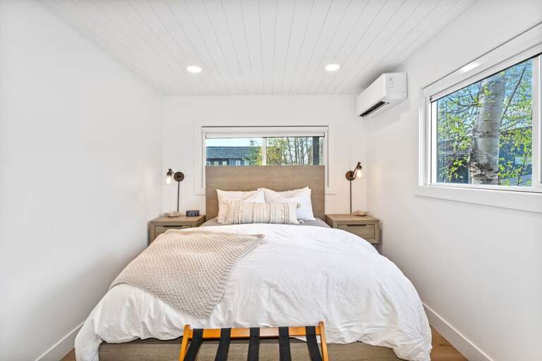 Primary Bedroom | Queen-size Bed | Main Level Primary Bedroom | Queen-size Bed | Main Level