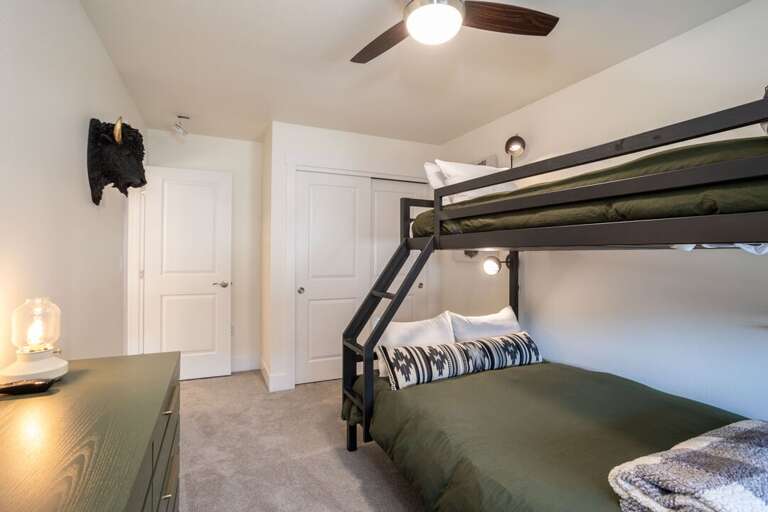 The perfect kid's room |  Queen-under-Twin bunk bed | Upper Level