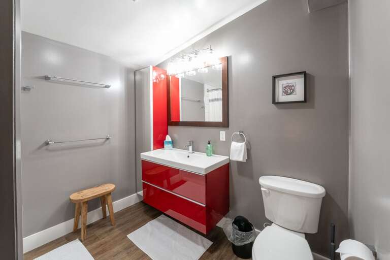 Shared full bathroom 1 on Main Level with tub/shower combo | Main Level