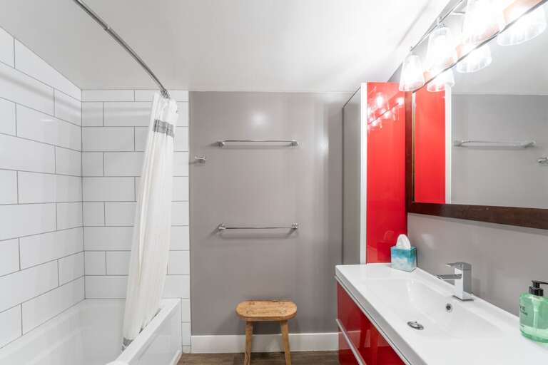Shared full bathroom 1 on Main Level with tub/shower combo | Main Level