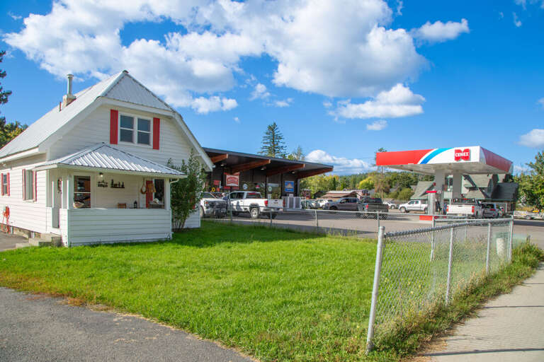 Front Lawn and Front Exterior View | Exterior