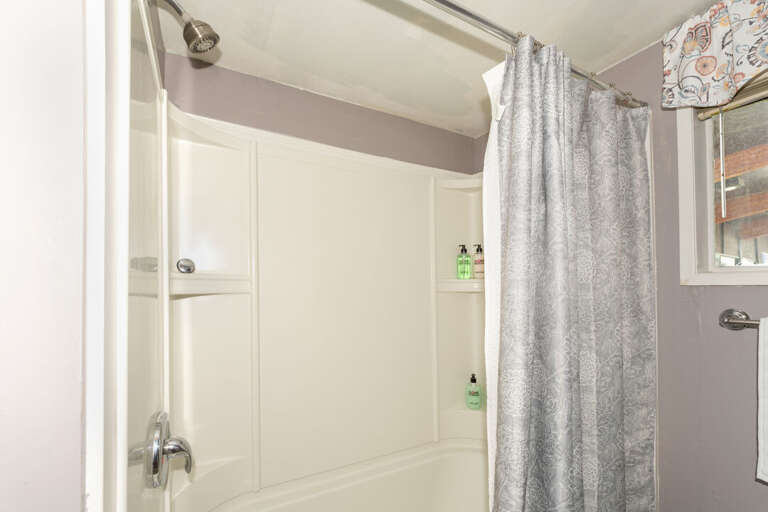 Full shared bathroom 2 (main level) with tub/shower combo