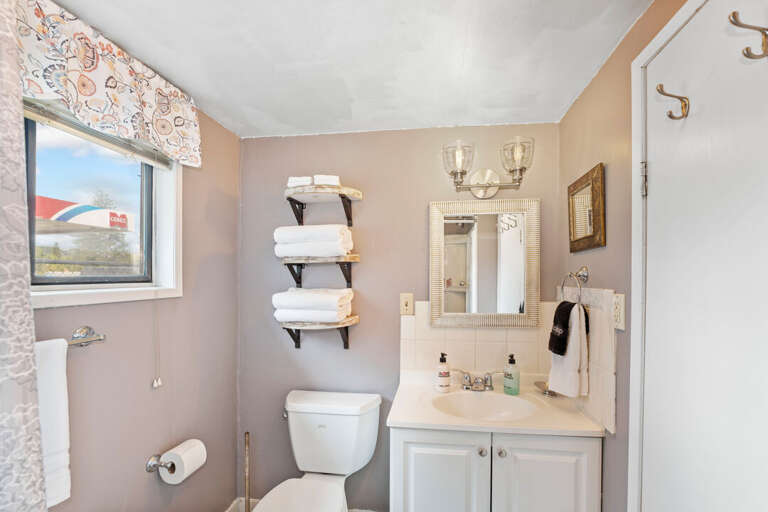 Full shared bathroom 2  with tub/shower combo | Main Level