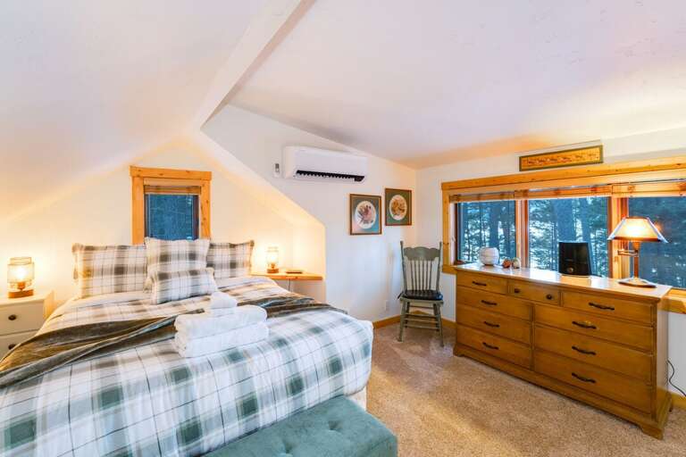 Bedroom 2 - Queen Bed | Upper Level