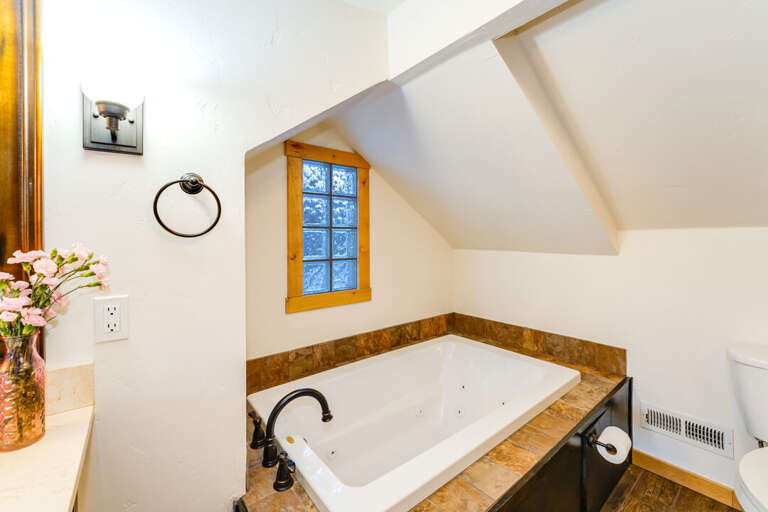 Deep Soaking Tub | Upper Level