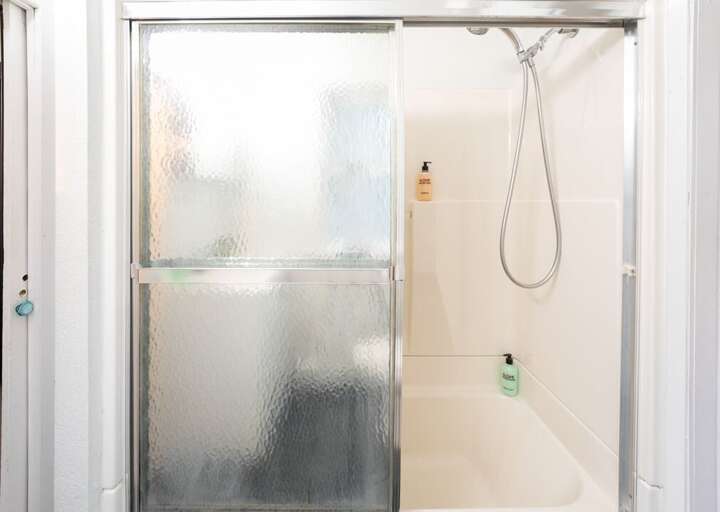 Full Shared bathroom with tub/shower combo | Main Level