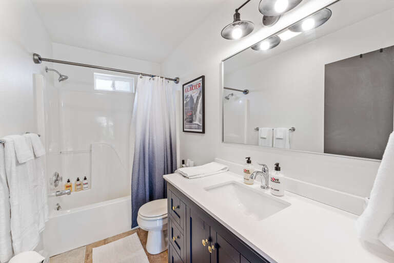 Upper Level Shared Bathroom with Tub/Shower Combo | Upper Level