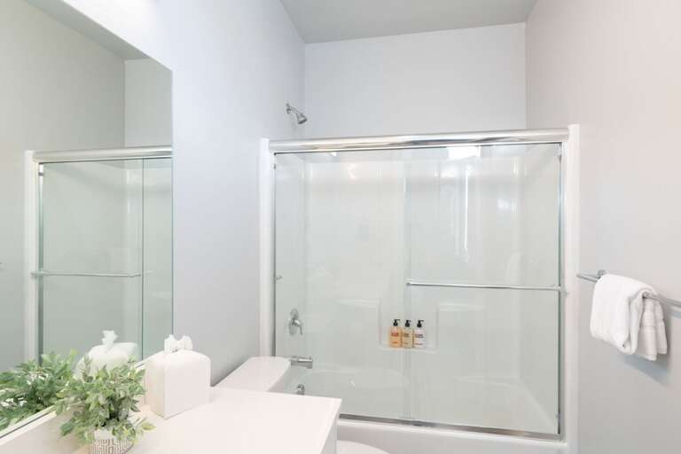 Master Bedroom 2 Bathroom with Tub\Shower and Single Vanity | Upper Level Master Bedroom 2 Bathroom with Tub\Shower and Single Vanity | Upper Level