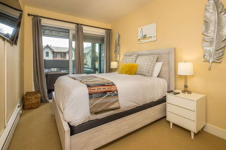 Queen-size Bed | Lower Level