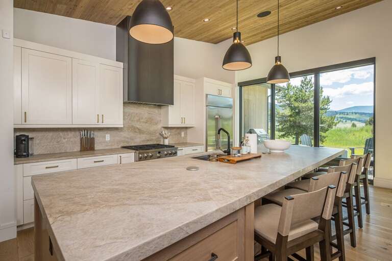 Beautiful kitchen on the main level with plenty of seating and space for amazing meal creations! Beautiful kitchen on the main level with plenty of seating and space for amazing meal creations!