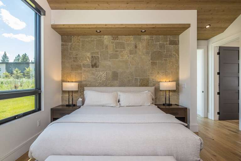 Cozy queen bed facing windows with beautiful views! Cozy queen bed facing windows with beautiful views!