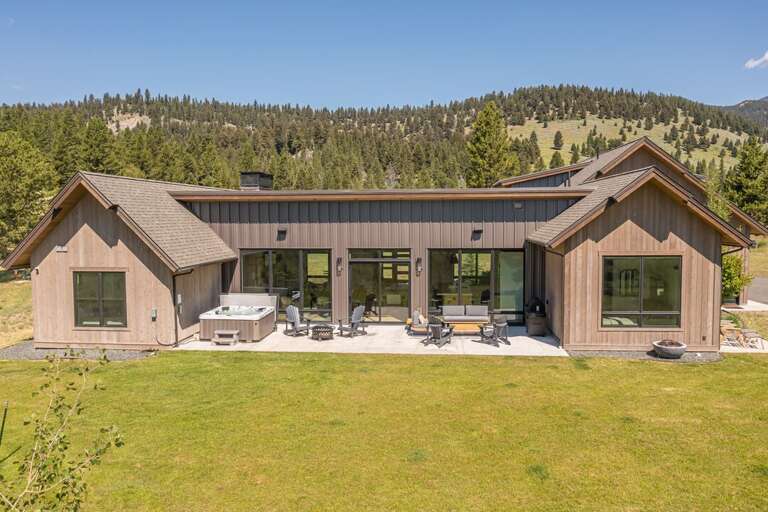 Enjoy the peaceful patio with views of the big sky and mountains! Enjoy the peaceful patio with views of the big sky and mountains!