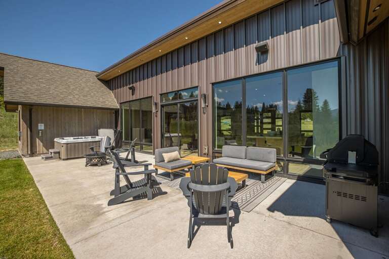 Plenty of seating for keeping the cook company or sitting by the fire! Plenty of seating for keeping the cook company or sitting by the fire!