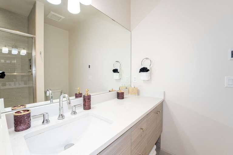 Summit Loft third bedroom, ensuite bathroom.