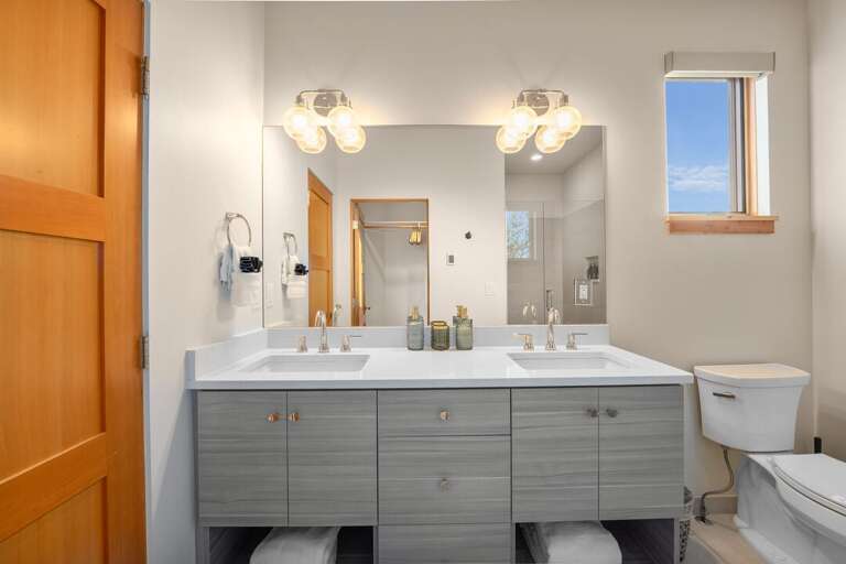 Summit Loft second bedroom, ensuite bathroom.