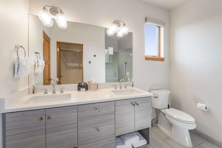 Summit Loft second bedroom, ensuite bathroom.