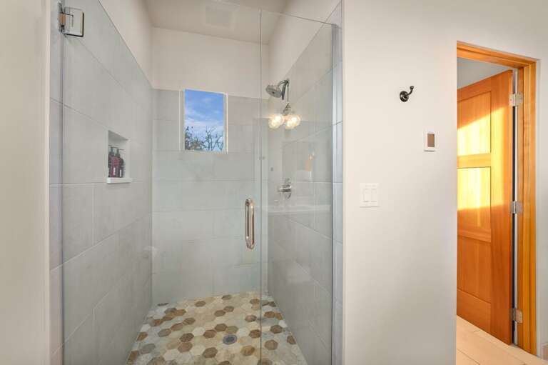 Summit Loft second bedroom, ensuite bathroom.