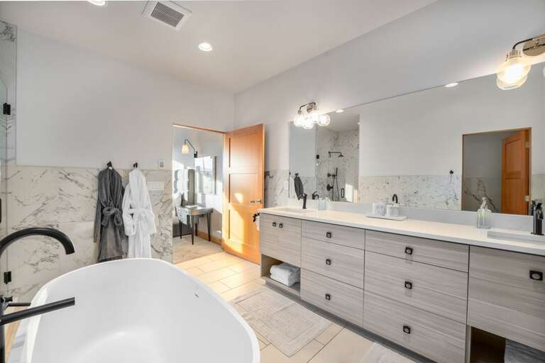 Summit Loft primary ensuite bathroom.