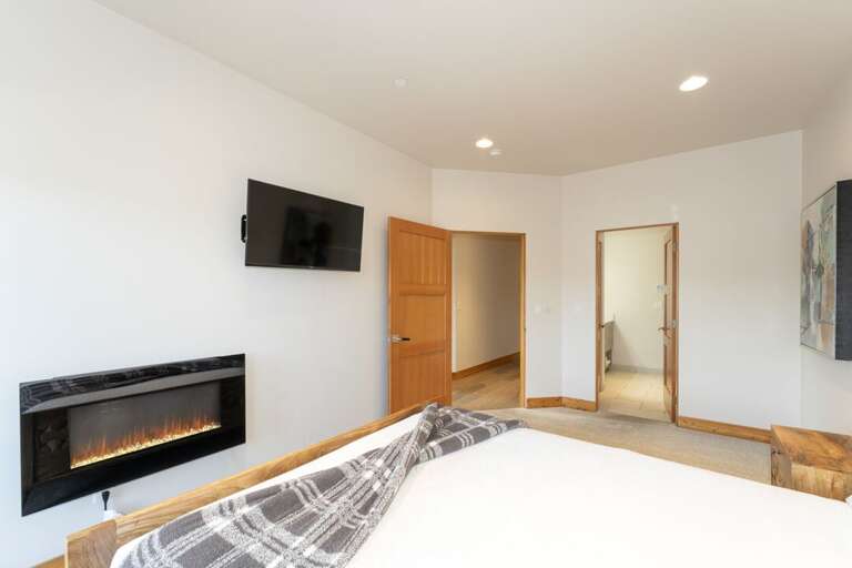 Summit Suite primary bedroom.