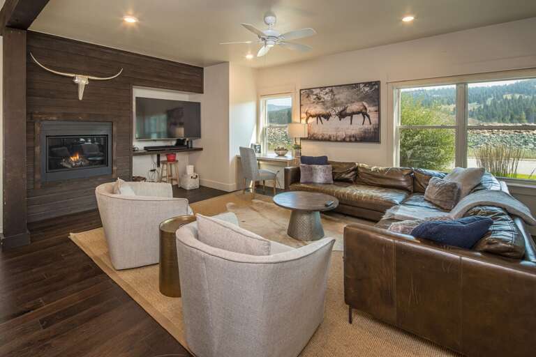 Ample seating for the whole family | Main Level Ample seating for the whole family | Main Level