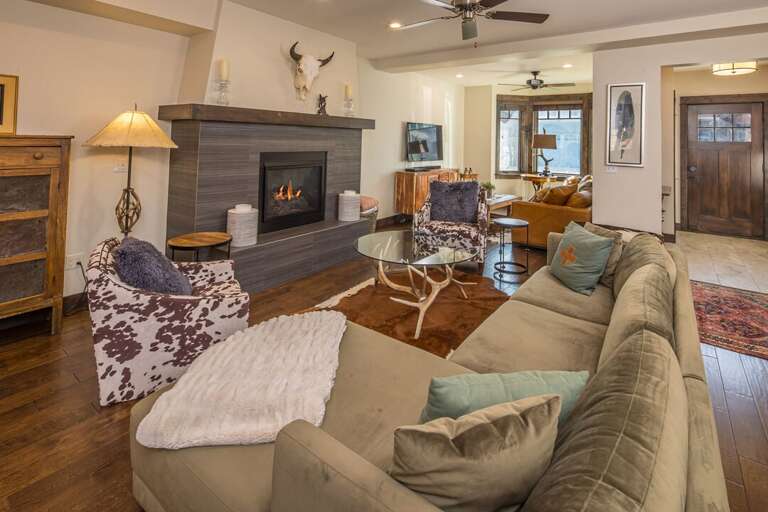 Ample seating for the whole family | Main Level Ample seating for the whole family | Main Level