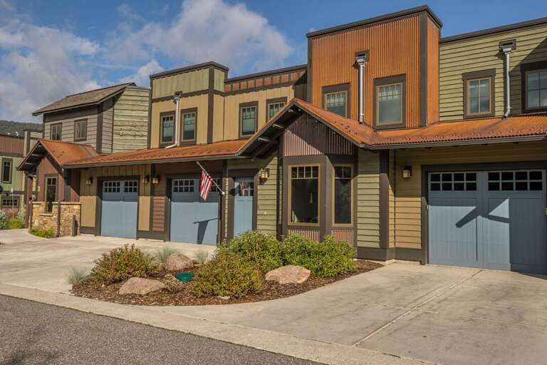 Driveway with parking for one | Exterior